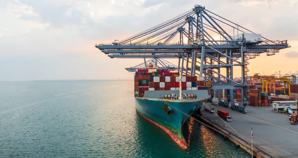 Containerschiff und Kräne im Hafen, Fachübersetzungen für Schifffahrt und Logistik in Hamburg