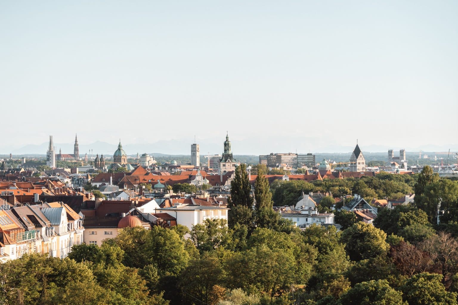 Skyline von München mit Frauenkirche und Alpen, Standort des Übersetzungsbüros Profi Fachübersetzungen