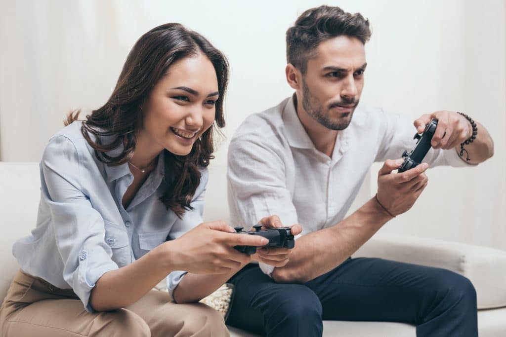 Zwei Personen spielen ein Videospiel, Spielelokalisierung für die gamescom