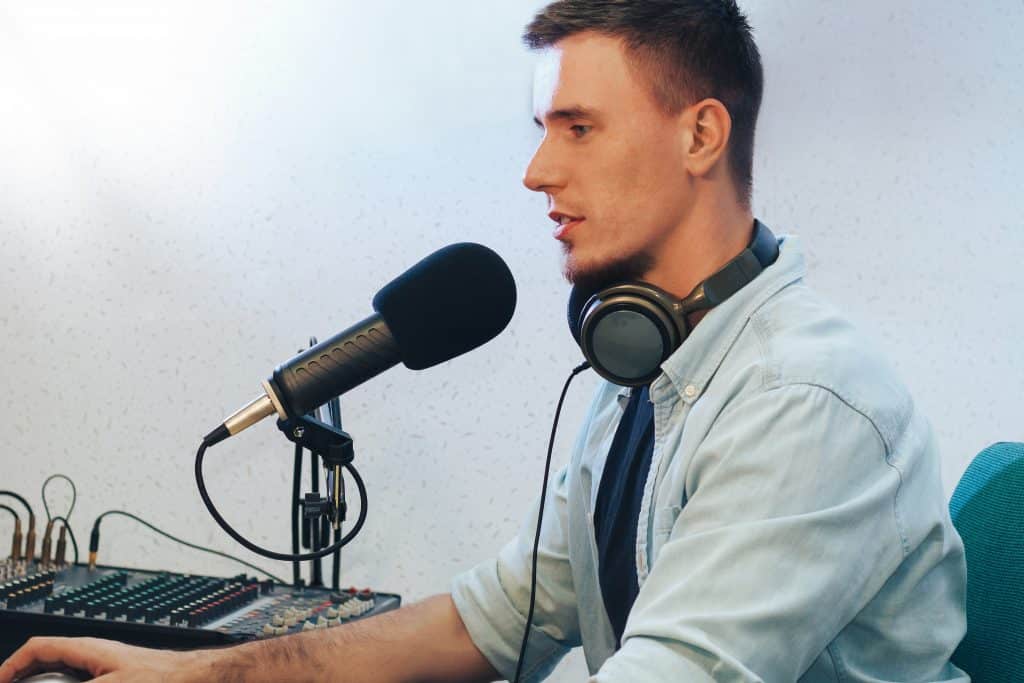 Sprecher am Mikrofon im Tonstudio, Übersetzung für Medien in Köln