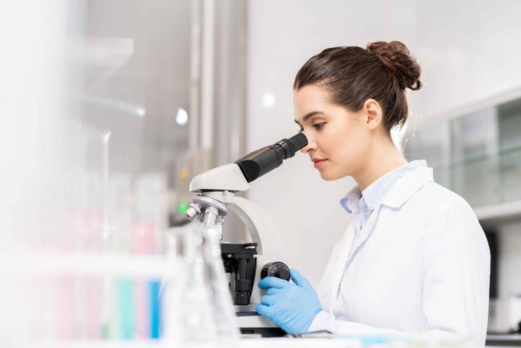 Forscherin am Mikroskop, wissenschaftliche Übersetzung für Bonn