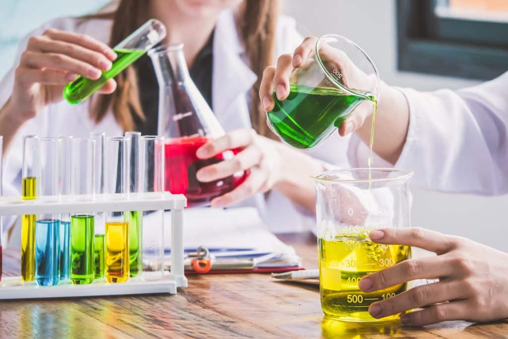 Laborarbeit mit Reagenzgläsern, Chemie Fachübersetzung für Leverkusen
