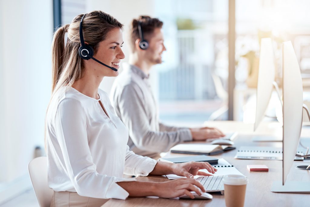 Dolmetscherin mit Headset am Arbeitsplatz für Telefon- und Videodolmetschen in München