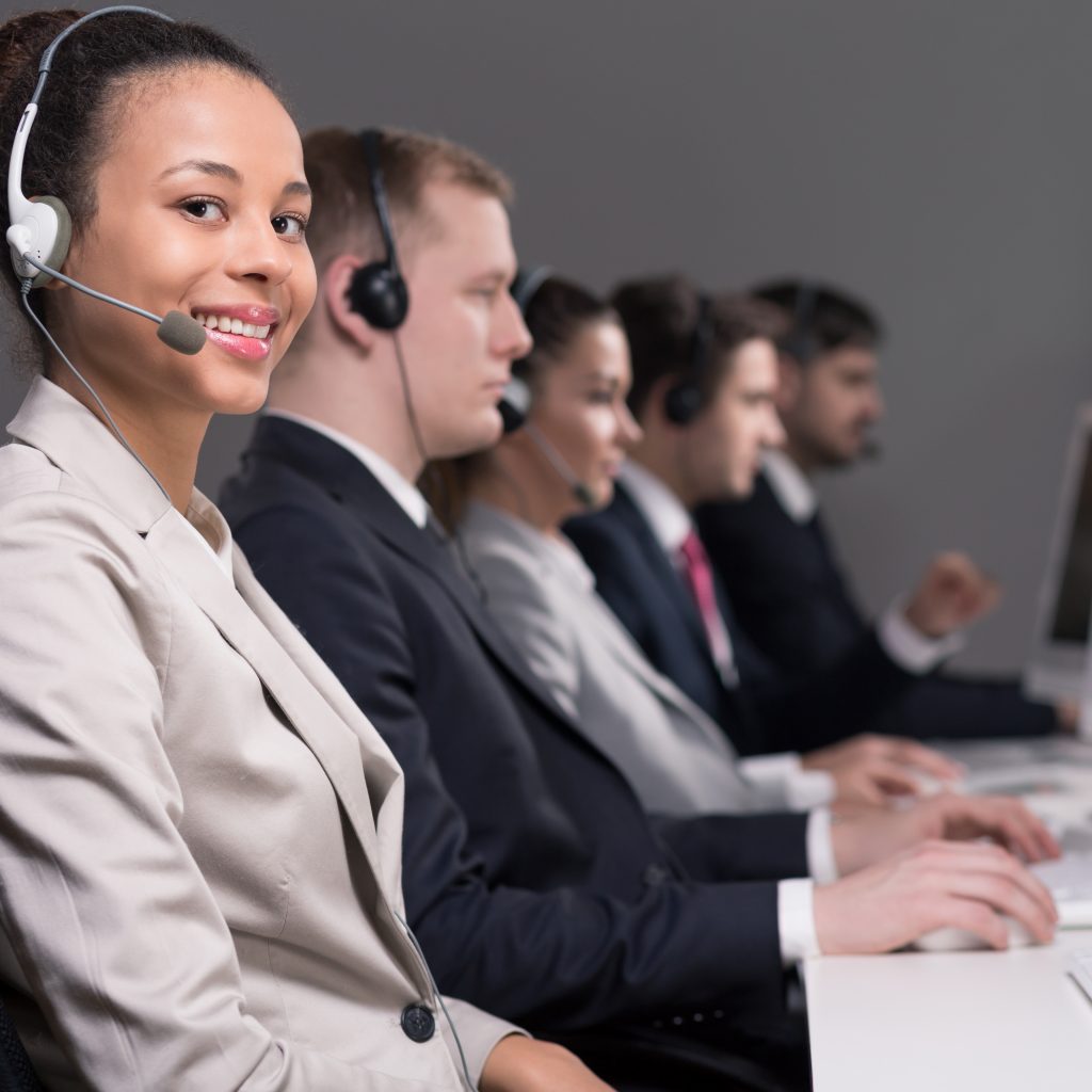 Simultandolmetscherin mit Headset bei einer Konferenz